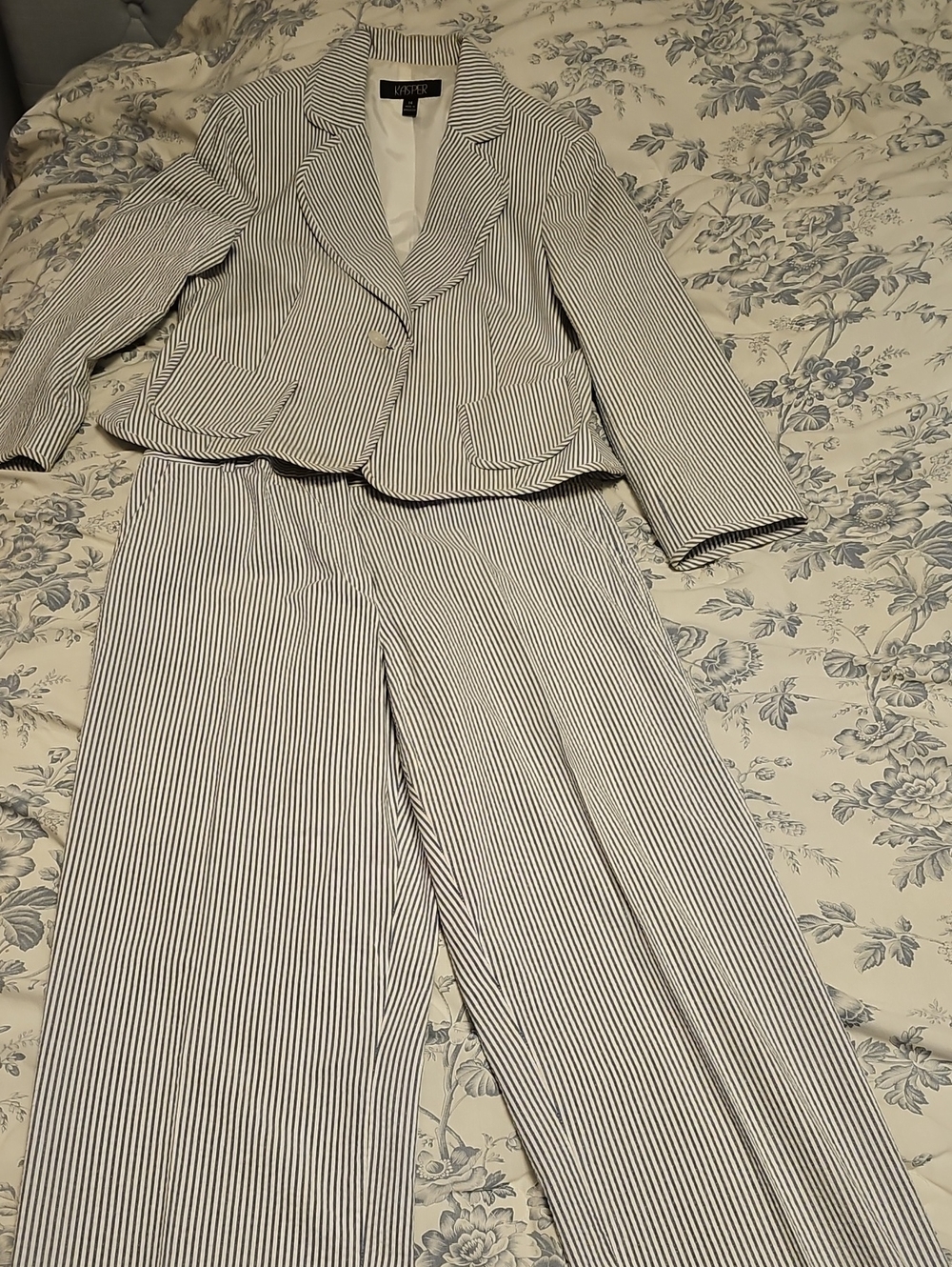 Kasper Women's White and Blue Seersucker Pinstripe Two-Piece Pantsuit